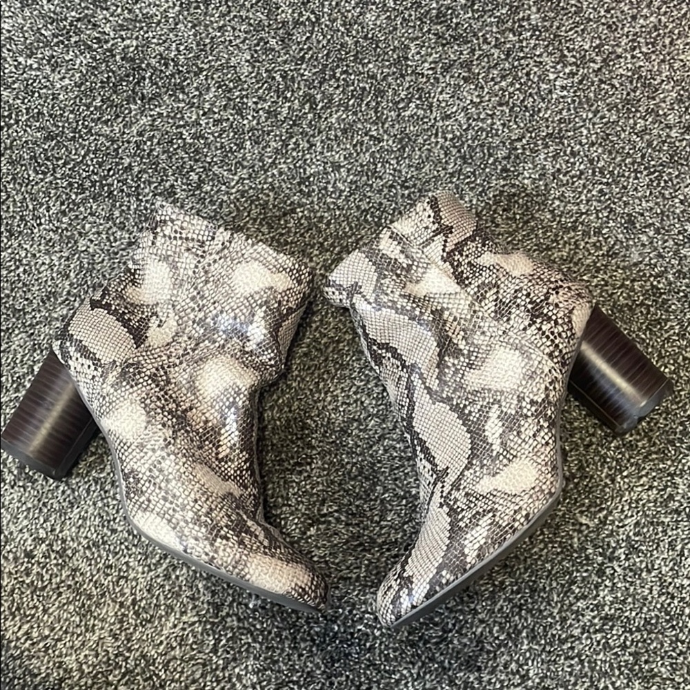 🦋Stylish Snake Print Ankle Boots